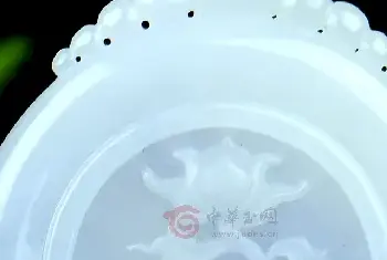 有瑕疵的翡翠你可以买，但有这些瑕疵的一定不能买(玉石选购保养)